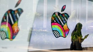 Apple breaks through $3tn valuation as shares hit all-time high